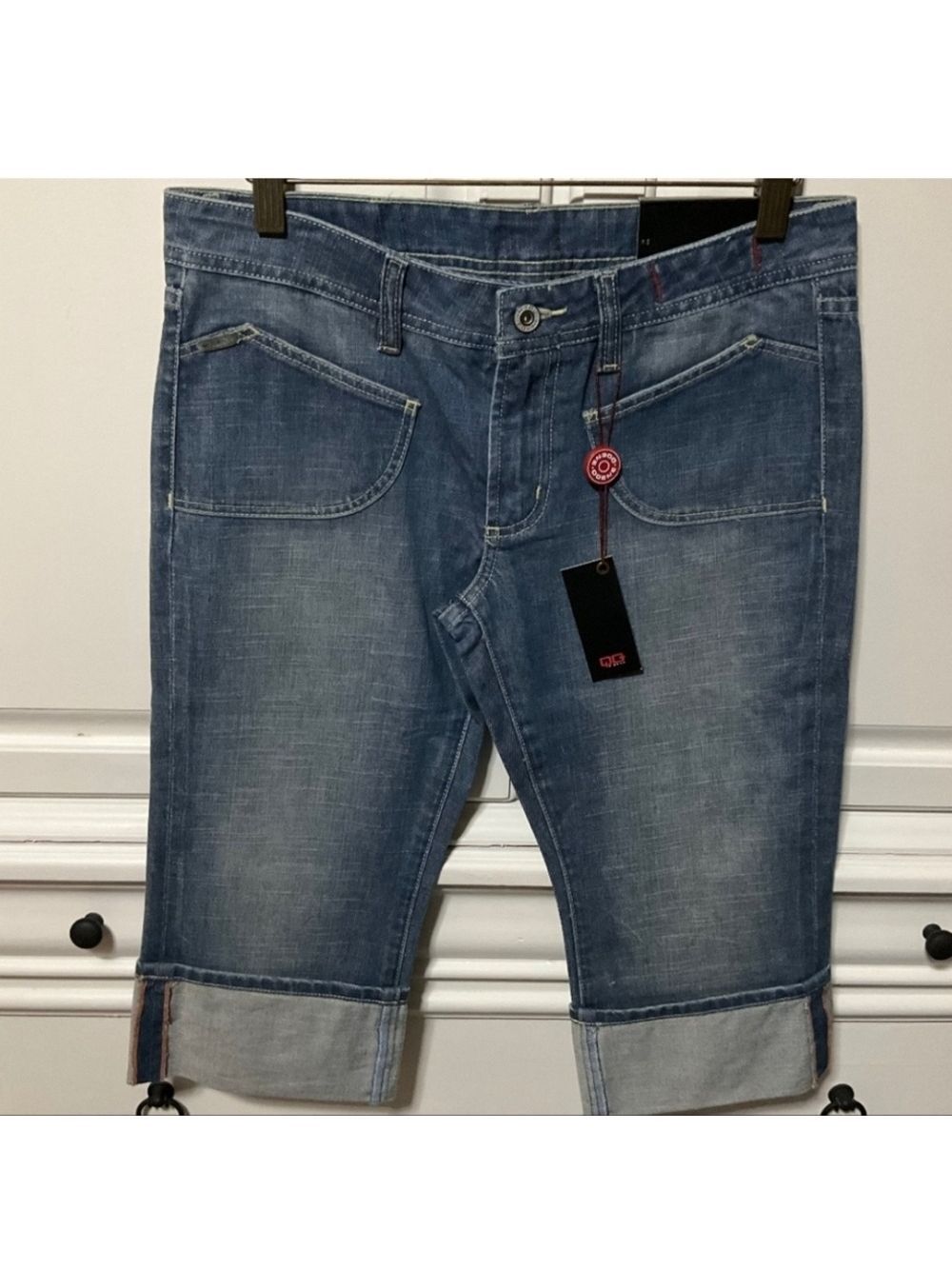 Q-Gene Jeans denim cuffed capri's with pockets Back With Zipper NWT Size 28